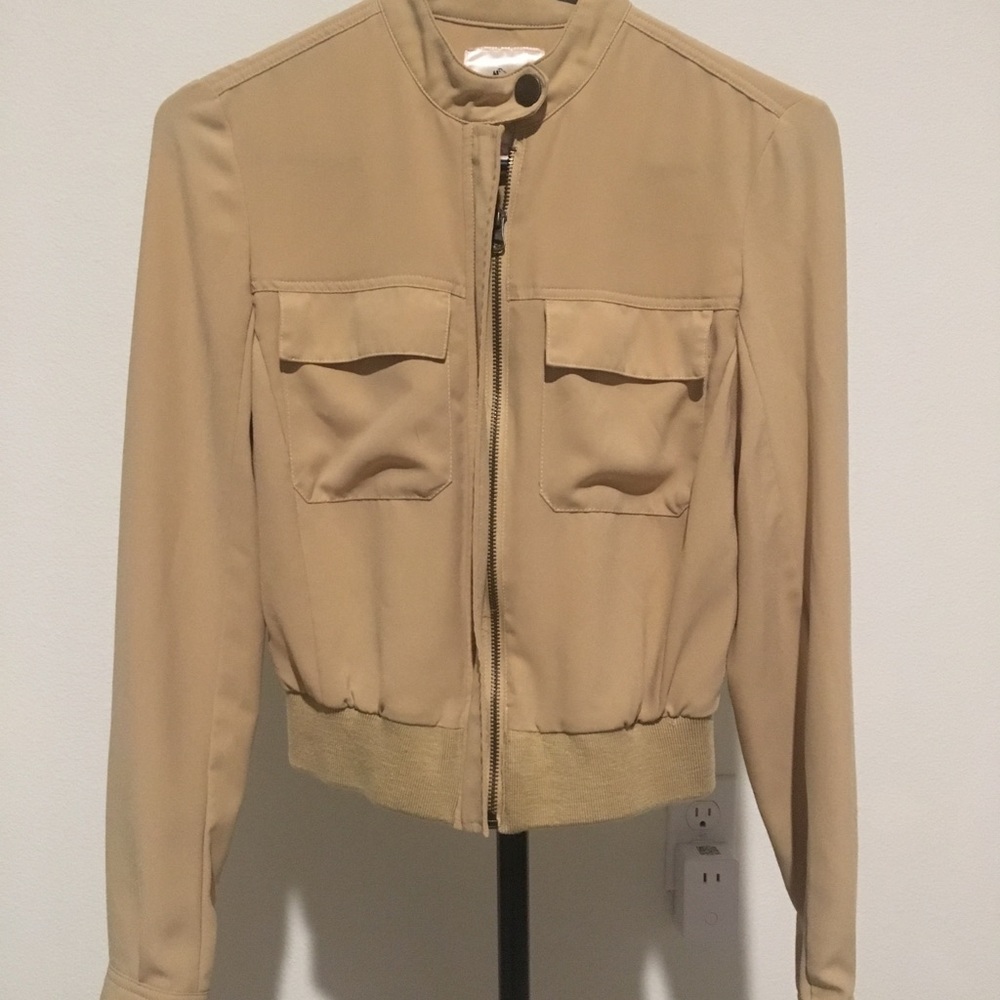 Women jacket, used. Very comfy.